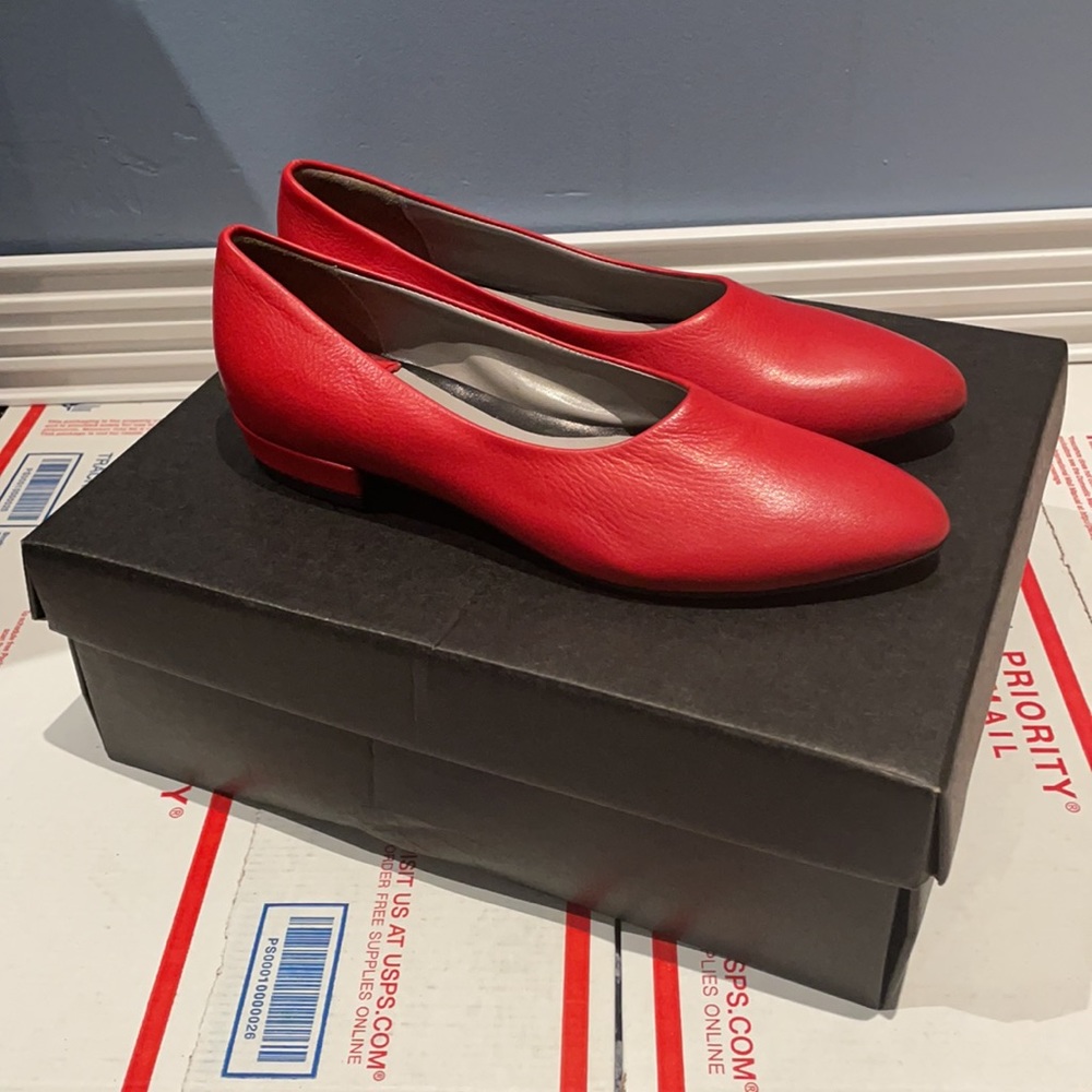 BRAND NEW RED GENUINE STUNNING ELEGANT FLATS